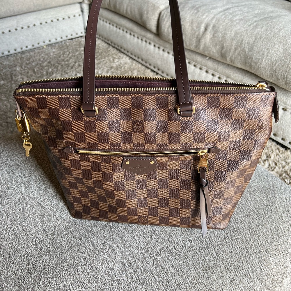 Brand new Louis Vuitton comes with dust bag and box it has a lock with key